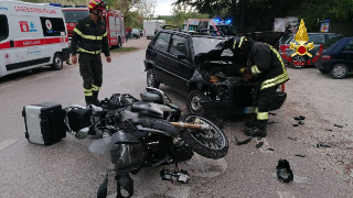 Acqualagna - Scontro tra auto e moto al Furlo, due feriti